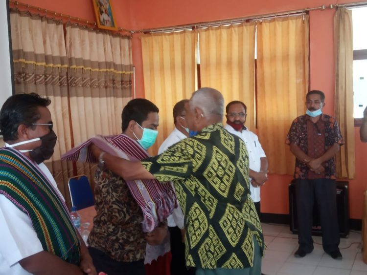 Wakil Bupati TTS Johny Army Konay (ujung kiri) bersama Ketua DPRD Kabupaten TTS, Marcu Buana Mbau (kedua dari kiri) serta Korwas SMA, SMK dan SLB Kabupaten TTS, Drs. Ngelu Njudang diterima secara adat (Foto: Joe/BentaraNet)