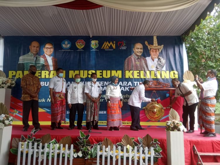 Kepala Dinas Pendidikan dan Kebudayaan Kabupaten TTS, Edison Sipa memukul gong pertanda pameran Museum keliling dibuka dengan resmi (Foto:Joe Kikhau/BentaraNet)