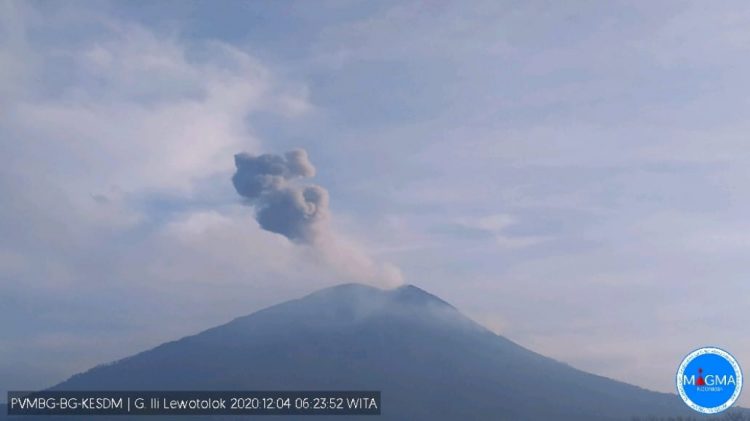 Erupsi gunung api Ile Lewotolok pada Jumat (4/12/2020) / Sumber Foto : Pos Pengamatan Gunung Api Ile Lewotolok, PVMBG, KESDM