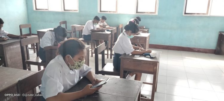 Siswa-siswi SMPN 4 Omesuri, Kabupaten Lembata mengukuti ujian dengan menggunakan tablet / Foto BentaraNet (Roy Kedang)