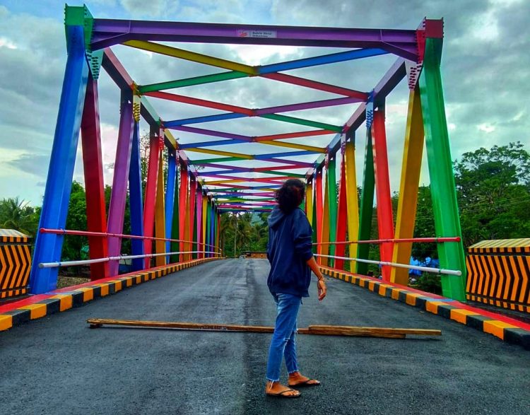 Jembatan Pelangi atau sering disebut Jembatan Waima, Kecamatan Nagawutung,   Kabupaten Lembata jadi spot foto / Foto BentaraNet (Redem Welan)
