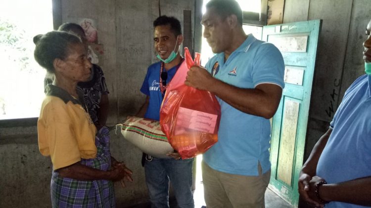 Partai Demokrat membagikan sembako tahap II kepada korban pengungsi erupsi Gunung Ile Lewotolok / Foto BentaraNet (Redem Welan)