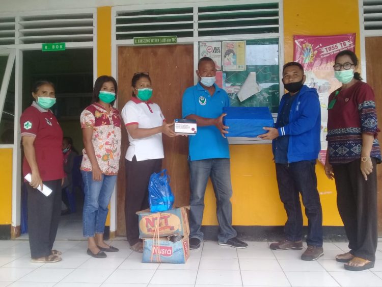 Sekretaris DPD PAN Flotim yang juga anggota Fraksi PAN Flotim, Muhamad Ikram Ratuloli menyerahkan peralatan kesehatan ke Puskesmas Waiwerang / Foto BentaraNet (Redem Welan)
