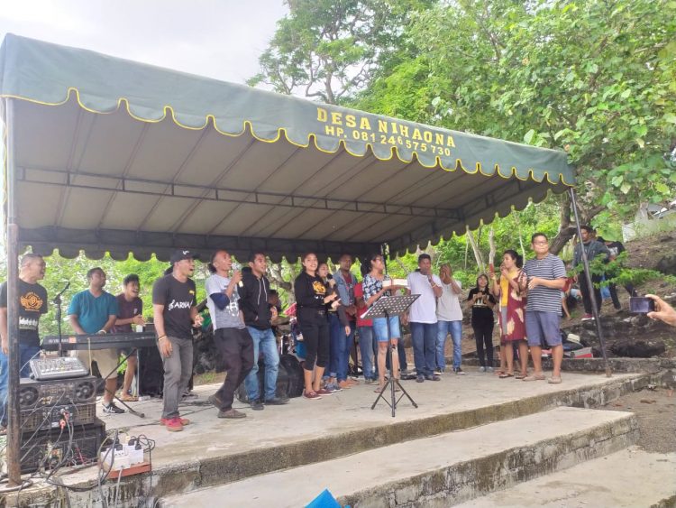 Aksi panggung personil enam band asal Adonara saat konser amal untuk erupsi Ile Lewotolok di palataran Pantai Ina Burak, Desa Nihaona / Foto : BentaraNet