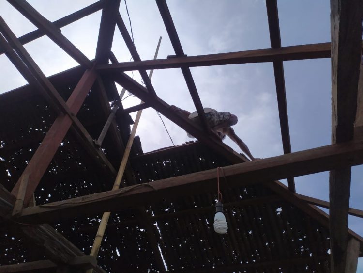 Relawan Komunitas Taman Daun membongkar atap rumah warga yang bolong terkena material erupsi gunung api Ile Lewotolok / Foto : BentaraNet