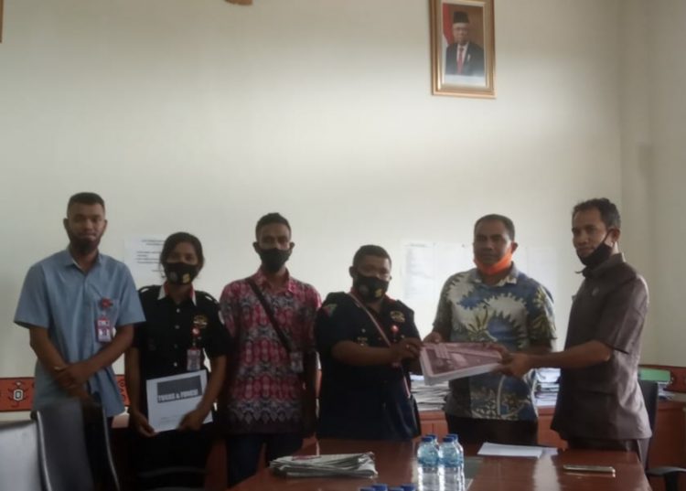 Ketua Komisi IV DPRD Kabupaten TTS, Marten Tualaka (kedua kanan) saat menerima dokumen profil LAI KGS (Foto: Joe/BentaraNet)
