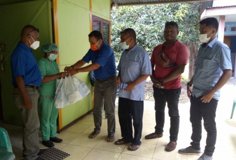 Ketua DPD PAN Kabupaten Lembata, Fransiskus Limawai Koban menyerahkan bantuan alat rapid test untuk pengungsi erupsi Ile Lewotolok dari Anggota DPR RI, Ahmad Yohan ke RS Damian Lewoleba, Selasa (8/12/2020) / Foto BentaraNet (Redem Welan)