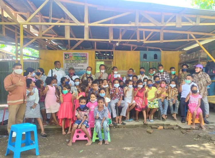 Pengurus KSP Kopdit Ankara foto bersama anak-anak panti asuhan saat merayakan hari ulang tahun (HUT) ke-33 KSP Kopdit Ankara di Panti Asuhan Eugene Schmitz, Lewoleba, Minggu (10/1/2021) / Foto : BentaraNet