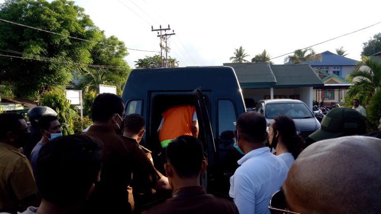 Tiga tersangka kasus dugaan korupsi proyek Pembangunan Sistem Penyediaan Air Minum (SPAM) Ibukota Kecamatan (IKK) Ile Boleng Tahun Anggaran 2018 ditahan Kajari Larantuka / Foto : BentaraNet