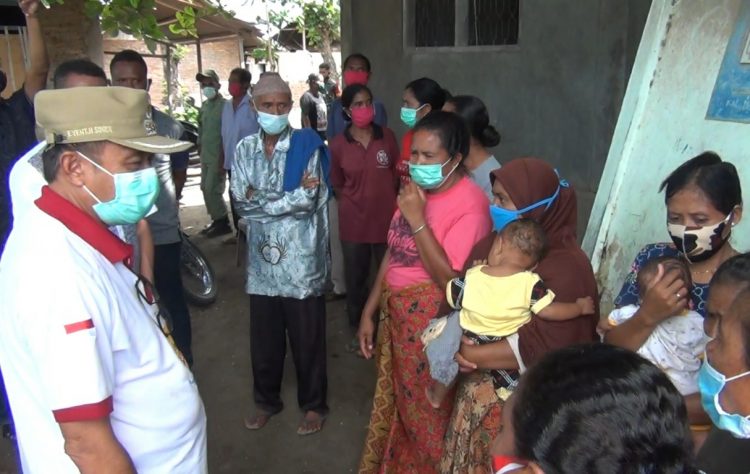 Bupati Lembata, Eliyaser Yentji Sunur (kiri) menyapa dan berdialog dengan ibu-ibu yang berada di Kecamatan Ile Ape Timur dalam kunjungannya pada Selasa (12/1/2021) / Foto : BentaraNet