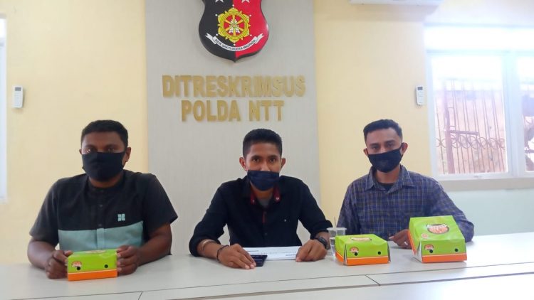 Koordinator Umum Amppera Kupang, Emanuel Boli (tengah) / Foto Istimewa