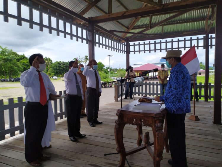 Bupati Lembata, Eliyaser Yentji Sunur (kanan) melantik direksi PDAM Lembata di Lokasi Wisata Pantau Wulenluo, Lewoleba, Senin (8/1/2020)/ Foto : BentaraNet