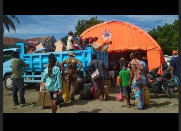 Pengungsi Erupsi Ile Lewotolok dipulangkan ke desa mereka masing-masing / Sumbet Foto : Pos Kupang