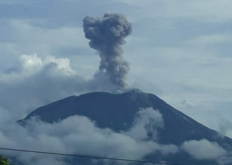 Gunung api Ile Lewotolok kembali mengalami erupsi pada Jumat (8/1/2021) pagi sekitar Pukul 08.20 WITA / Foto : Istimewa