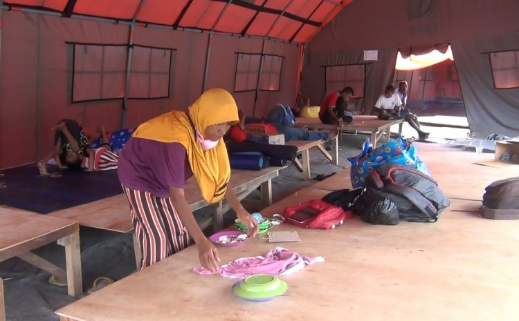 Warga Desa Lamaau, Kecamatan Ile Ape Timur memilih pulang ke posko utama pengungsi erupsi gunung api Ile Lewotolok di Lewoleba karena merasa takut saat berada di desa / Foto : BentaraNet