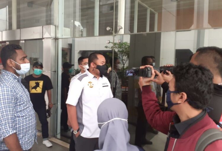 Kuasa hukum Paslon nomor urut 1, Adhitya Nasution saat mengantar pengajuan penundaan pelantikan orient di Kantor Kemendagri / Foto Istimewa