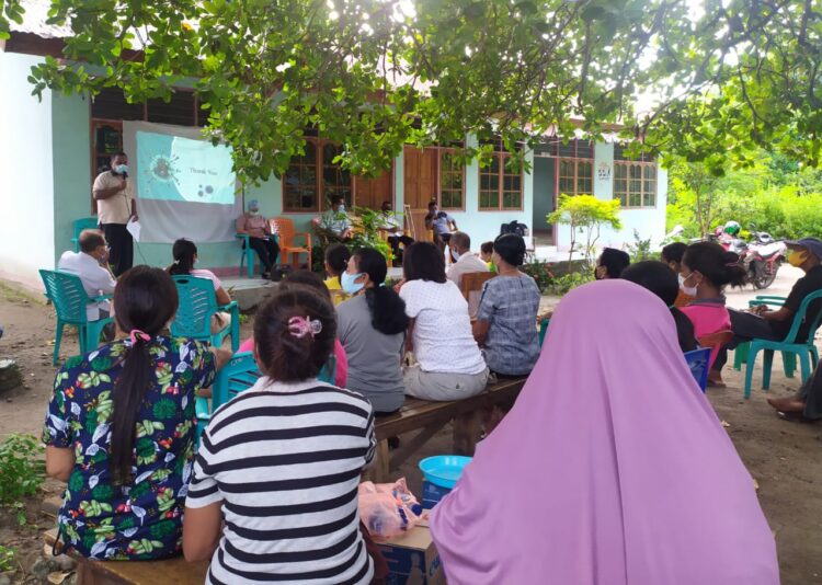 Warga mengikuti sosialisasi terkait program nasional vaksinasi Covid-19 di halamam TKK St Vinsensius, Kelurahan Lewoleba Selatan, Rabu (17/3/2021) / Foto : BentaraNet