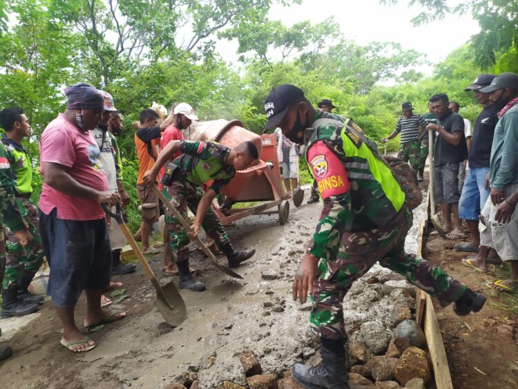 Anggota TNI dari satuan Koramil 1624-07/Nagawutung bersama warga dan anggota Komunitas Taman Daun mengerjakan perbaikan segmen kritis jalan antara Desa Imulolong-Posiwatu-Lamalera / Foto : BentaraNet
