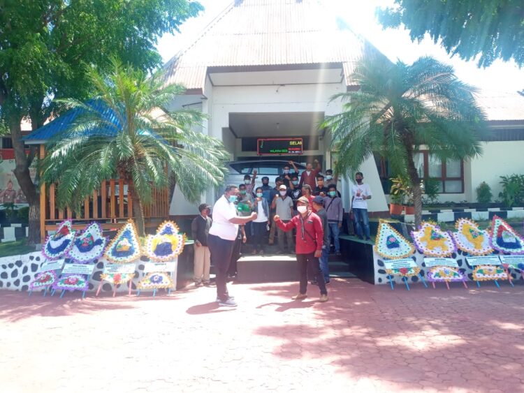 Sebanyak 13 elemen kelompok gerakan masyarakat Kabupaten Lembata memberikan karangan bunga kepada Kejaksaan Negeri (Kejari) Kabupaten Lembata, Jumat (26/3/2021) pagi / Foto : BentaraNet