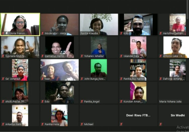 Sebagian peserta kelas komunitas pasca sesi menulis kreatif. Mereka berasal dari berbagai kabupaten di Nusa Tenggara Timur / Foto : Istimewa