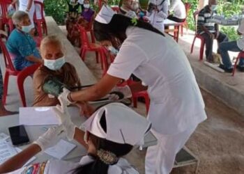 “Good Pagi” Puskesmas Waiknuit Disambut Gembira Pengunjung Pasar Kalikasa saat HUT ke-47 PPNI