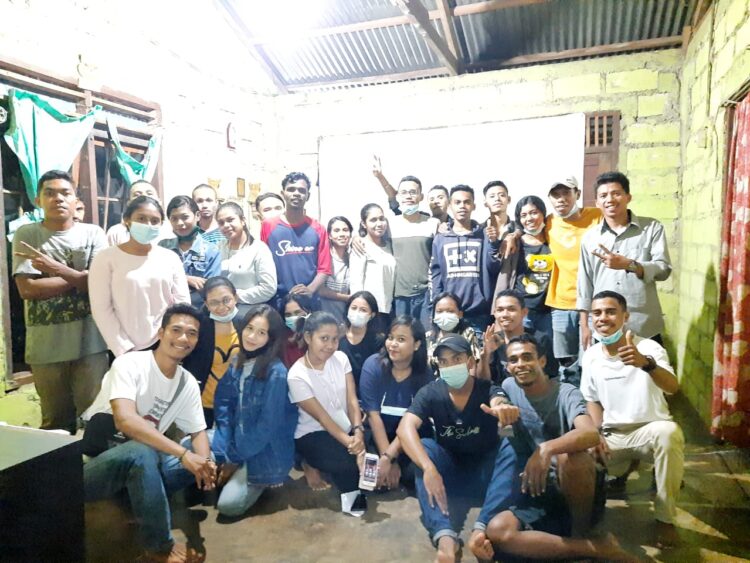 Sekelmpok anak muda Lembata yang tergabung dalam organisasi AML Kupang foto bersama usai menonton film "Bajo" karya anak muda Lembata / Foto : Istimewa