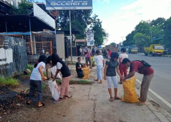 Cegah DBD, AMA Maumere Bersihkan Lingkungan di Sepanjang Jalan Gajah Mada