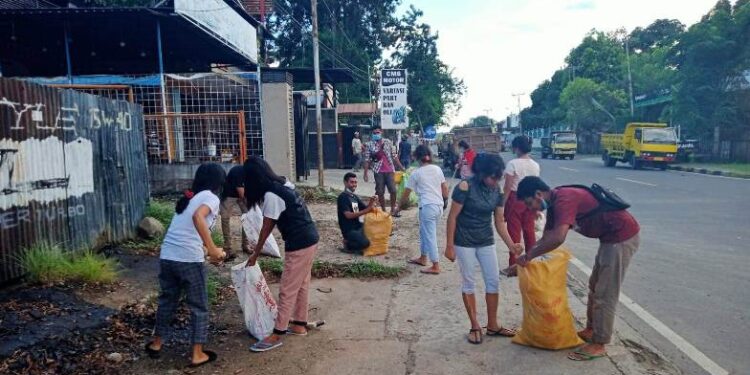 Cegah DBD, AMA Maumere Bersihkan Lingkungan di Sepanjang Jalan Gajah Mada