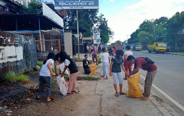 Sejumlah anggota Angakatan Muda Adonara-Maumere (AMA Maumere) melakukan pembersihan lingkungan sepanjang Jl Gajah Mada, Kelurahan Madawat, Maumere pada Sabtu (20/3/2021). Aksi bersih lingkungan ini dilakukan sebagai salah satu upaya mencegah wabah DBD di Kabupaten Sikka / Foto : Istimewa