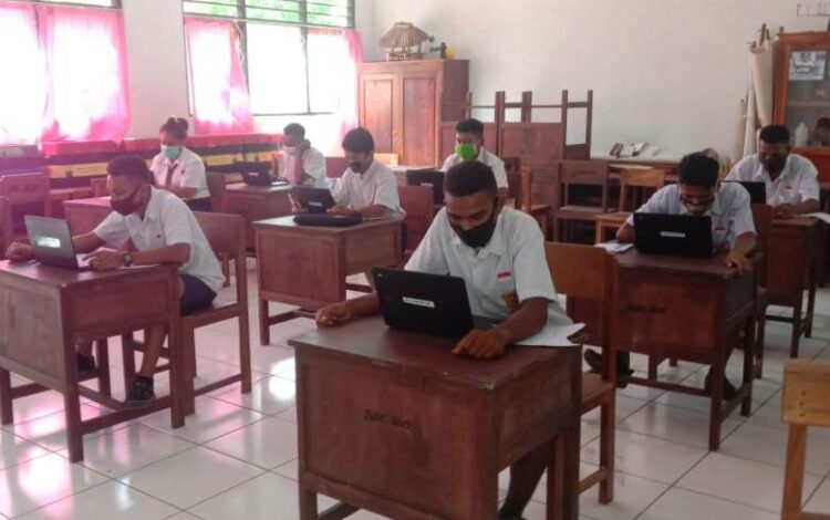 Ujian Tengah Semester  (UTS) berbasis Computer Basic Test (CBT) di SMP Satu Atap 92 Bean, Kecamatan Buyasuri, Kebupaten Lembata / Foto : Istimewa