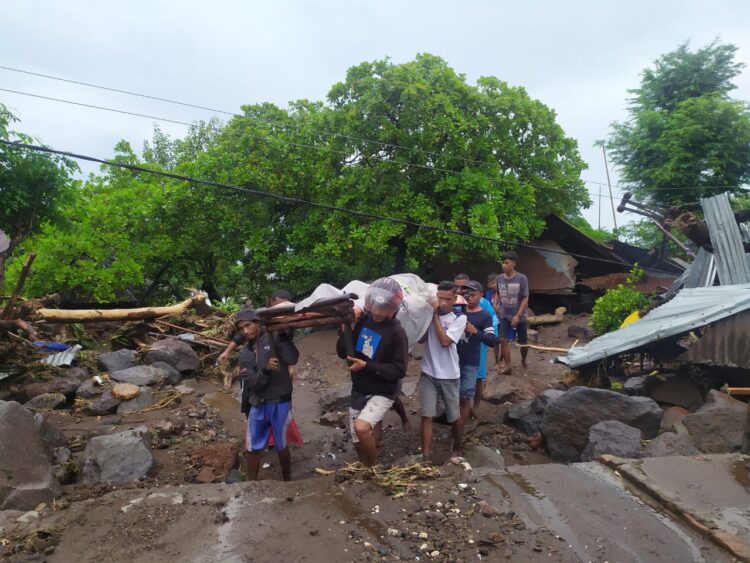 Sejumlah warga mengevakuasi korban meninggal akibat banjir bandang di Desa Amakaka, Kecamatan Ile Ape, Kabupaten Lembata / Foto BentaraNet
