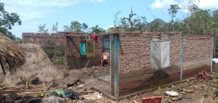 Rumah warga di Desa Leuburi, Kecamatan Buyasuri, Kabupaten Lembata rusak total diterjang angin kencang pada Minggu (4/4) subuh / Foto : BentaraNet
