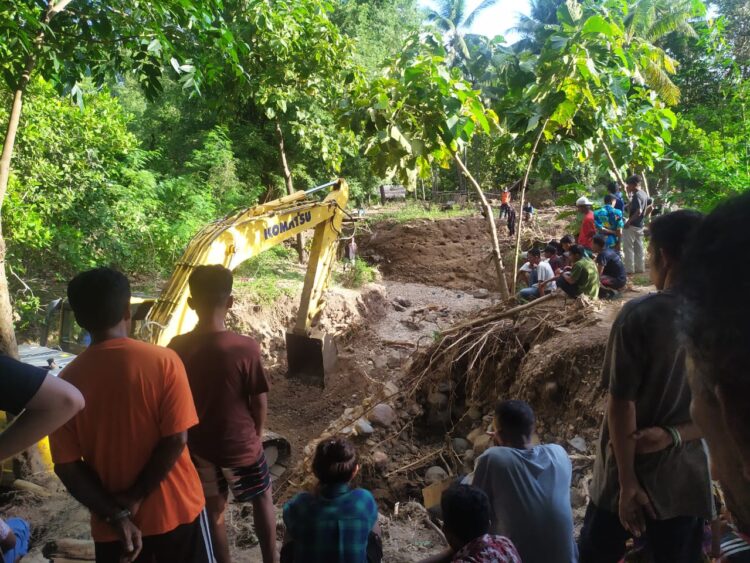 Warga menyaksikan pencarian korban banjir bandang di Desa Oyangbarang, Kecamatan Wotan Ulumado, Kabupaten Flores Timur pada Rabu (21/4) / Foto : BentaraNet