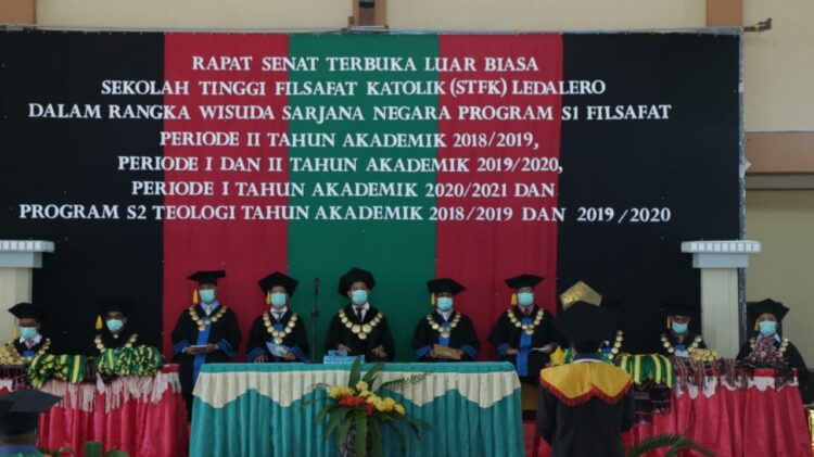 Kegiatan wisuda di Aula Thomas Aquinas, Ledalero  (Sabtu, 24/4/2021)/Rian Odel
