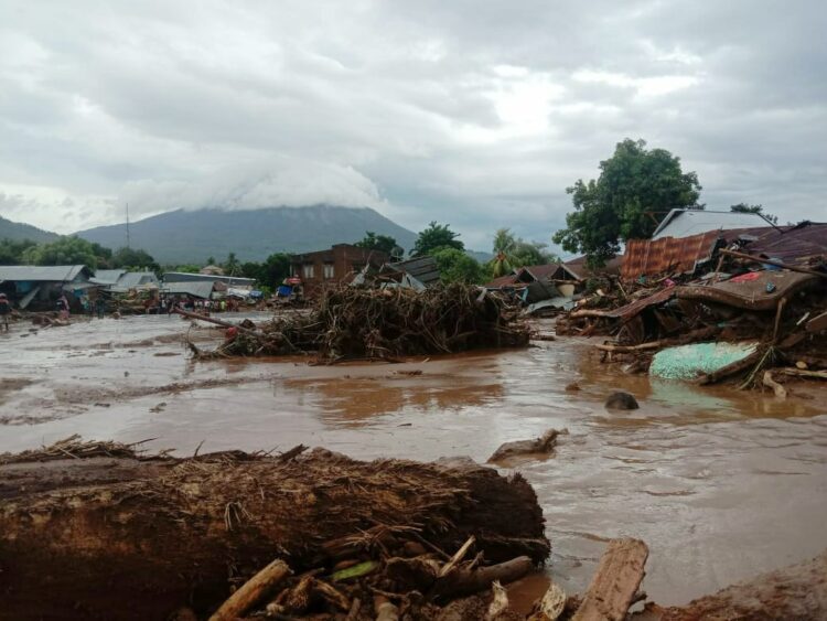 Puluhan rumah warga di Waiwerang roboh dihantam banjir bandang pada Minggu (4/4) subuh / Foto : Istimewa