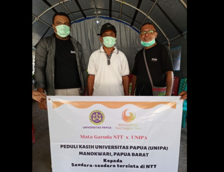 Perwakilan Mata Garuda NTT foto bersama Kepala Desa Nele Lamadike, Pius Pedang (tengah) usai menyerahkan bantuan kepada para pengungsi pada Sabtu (24/4) / Foto : Istimewa