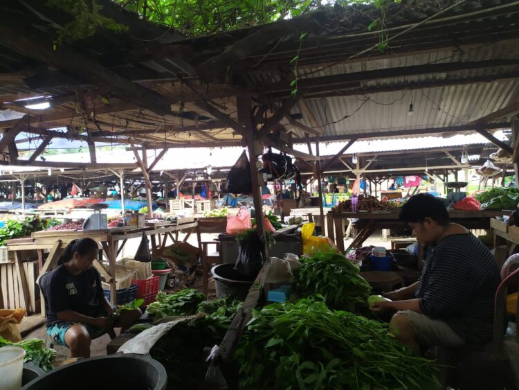Pedagang di pasar senja TPI Lewoleba memilih tetap berjualan dari jam yang tidak seharusnya sebagai bentuk protes mereka terhadap Pemerintah Kabupaten Lembata yang tidak kunjung melakukan penetiban / Foto : BentaraNet