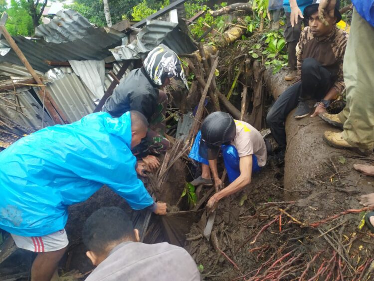Warga, relawan dan tim evakuasi sedang berusaha mengevakuasi korban banjir bandang yang tertimbun material bebatuan di Desa Amakaka, Kecamatan Ile Ape, Kabupaten Lembata / Foto : BentaraNet