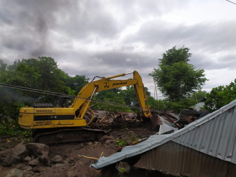 Sebuah alat berat sedang membuka jalan yang terputus akibat banjir bandang di Desa Amaka, Kecamatan Ile Ape, Kabupaten Lembata / Foto : BentaraNet