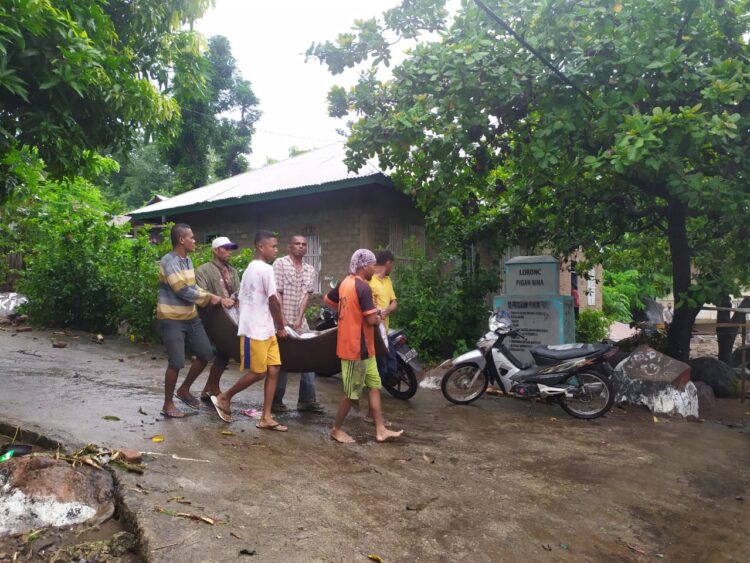 Warga Desa Tanjung Batu mengevakuasi korban meninggal dunia akiban banjir bandang / Foto : BentaraNet