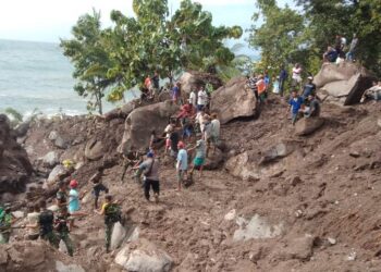Warga Gotong Royong Cari Korban  Longsor di Desa Leudanung
