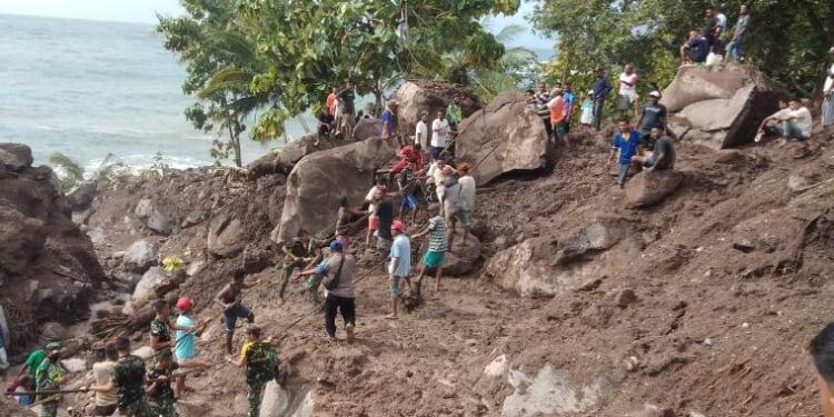 Warga Gotong Royong Cari Korban  Longsor di Desa Leudanung