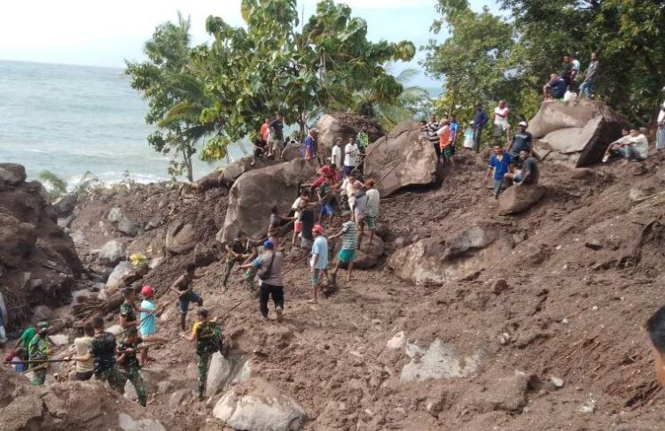 Warga bersama TNI dan Polri mencari korban longsor di Desa Leudanung, Kecamatan Omesuri / Foto : BentaraNet (Roy Kedang)