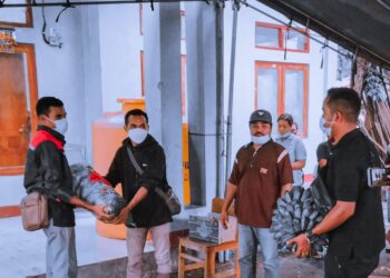 Pemuda Puor Meluwiting Serahkan Bantuan ke Posko Bencana Banjir dan Longsor