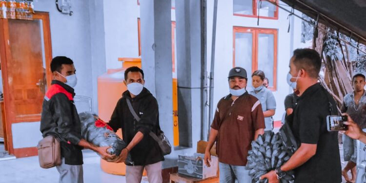 Pemuda Puor Meluwiting Serahkan Bantuan ke Posko Bencana Banjir dan Longsor