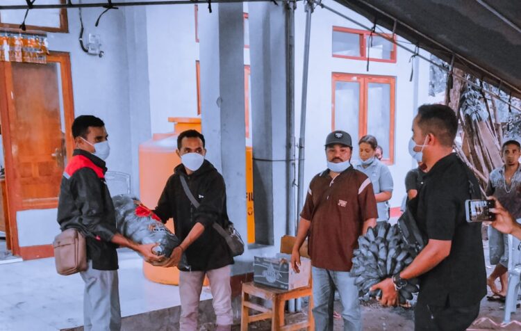 Gerakan Pemuda Puor Meluwiting Tanggap Bencana menyerahkan bantuan dari seluruh warga Desa Puor dan Puor B di Kecamatan Wulandoni untuk para korban bencana banjir dan longsong di Ile Ape dan Ile Ape Timur ke dua posko tanggap darurat yang didirikan Pemkab Lembata / Foto : Istimewa