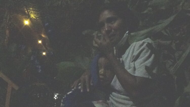 Maria Gunu, warga desa Amakaka saat berada di Taman Daun Bluwa, Lewoleba Barat. Maria menceritakan keluh kesahnya saat dipulangkan dari posko pengungsian Kantor Camat Nubatukan / Foto : BentaraNet