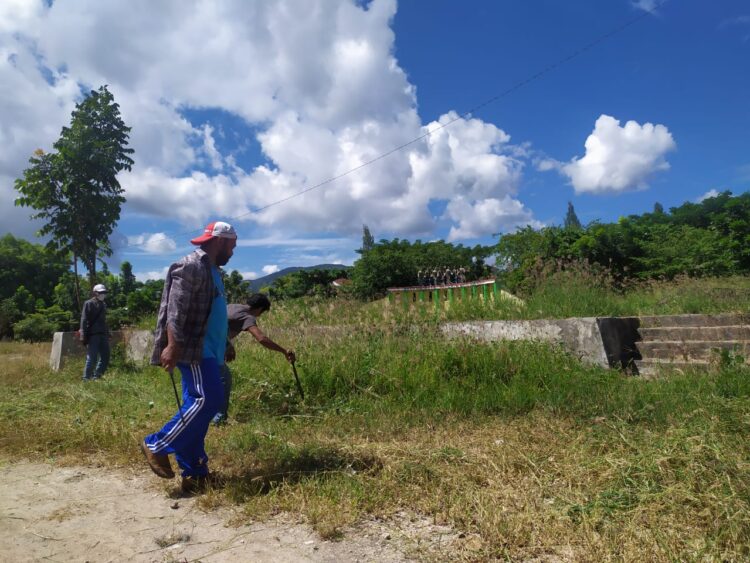 Sejumlah aktifis yang tergabung dalam Aliansi Rakyat Lembata Bersatu membersihkan dan memotong rumput di Taman Swaolsa Titen, Lewoleba, Kabupaten Lembata, Sabtu (8/5) / Foto : BentaraNet
