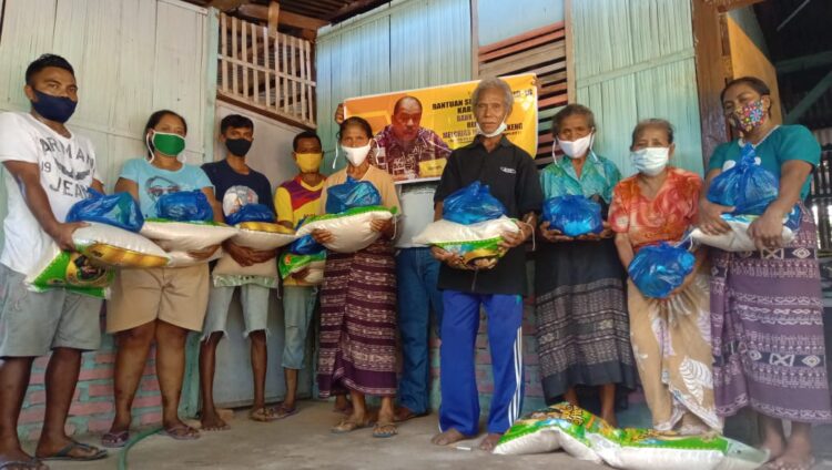 Warga Desa Lamatuka, Kecamatan Lebatukan, Kabupaten Lembata menerima bantuan sembako dari Melchias Markus Mekeng Bapa dan Bank Indonesia / Foto : Istimewa (YK)