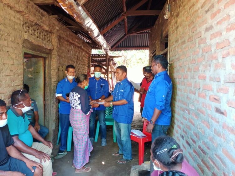 Relawan Ahmad Yohan (AYO) menyerahkan sembako dan sejumlah uang tunai bagi penyintas banjir bandang dan longsor di Kabupaten Lembata pada Rabu (12/5) / Foto : Istimewa